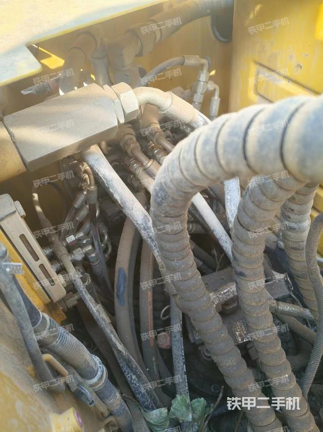 回转马达和主控阀（整机外观）