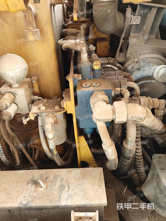 回转马达和主控阀（整机外观）