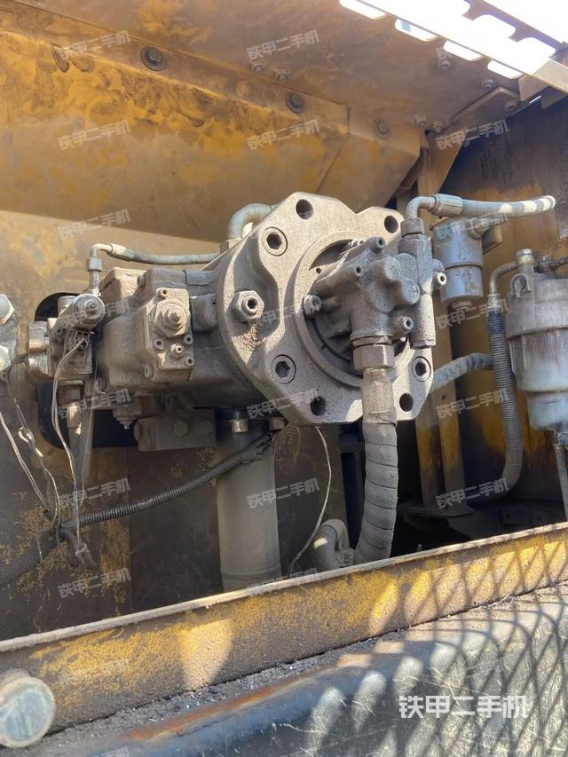 液压泵舱室正面整体（整机外观）