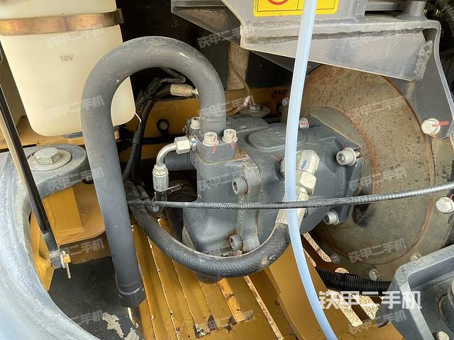 液压泵舱室正面整体（整机外观）