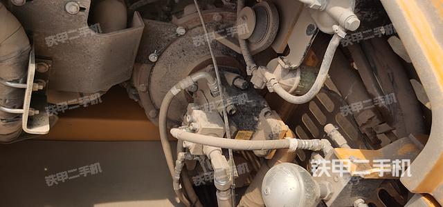 液压泵舱室正面整体（整机外观）