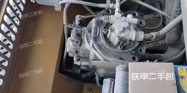 液压泵舱室正面整体（整机外观）