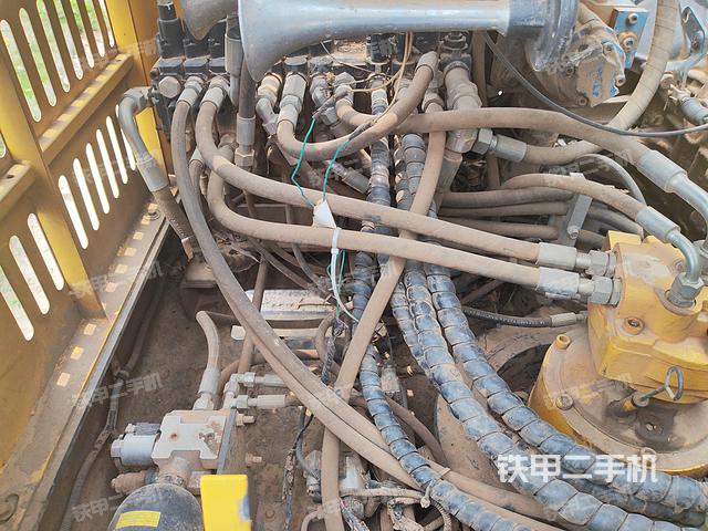 回转马达和主控阀（整机外观）