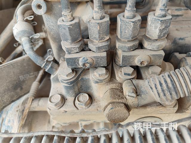 液压泵舱室正面整体（整机外观）