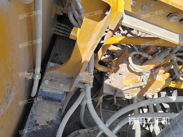 回转马达和主控阀（整机外观）