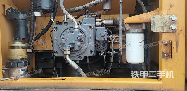 液压泵舱室正面整体（整机外观）