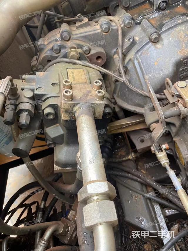 液压泵舱室正面整体（整机外观）