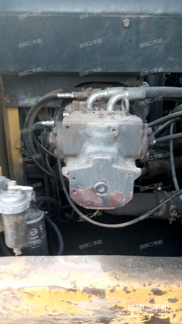 液压泵舱室正面整体（整机外观）