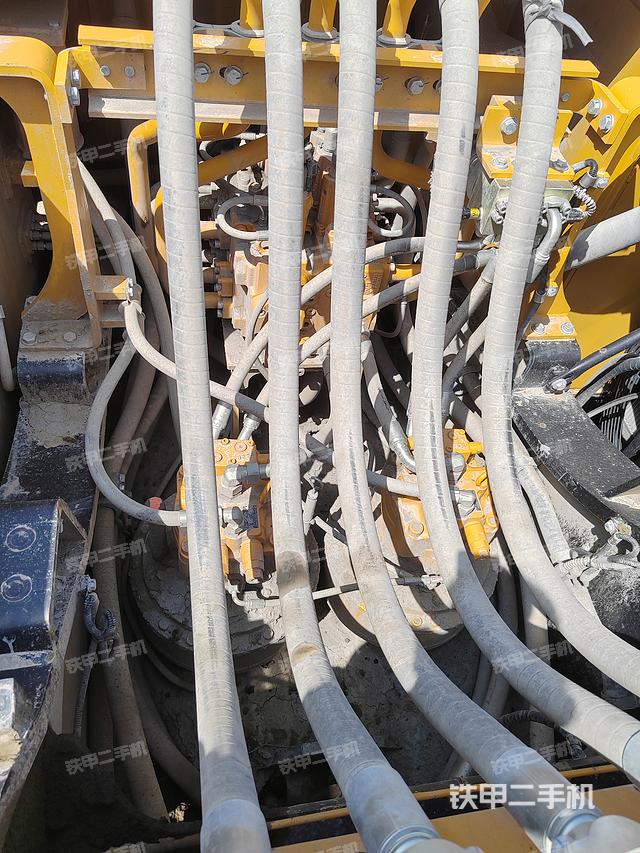 液压泵舱室正面整体（整机外观）