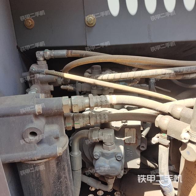 液压泵舱室正面整体（整机外观）