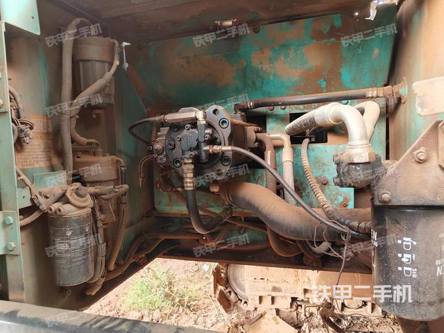 液压泵舱室正面整体（整机外观）