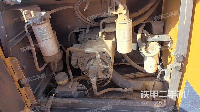 液压泵舱室正面整体（整机外观）