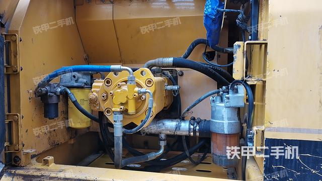 液压泵舱室正面整体（整机外观）