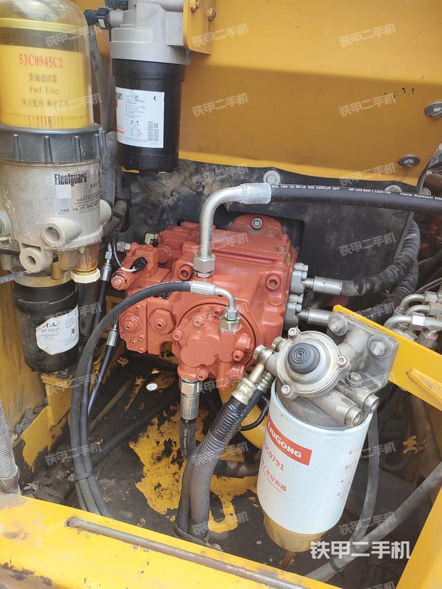 液压泵舱室正面整体（整机外观）