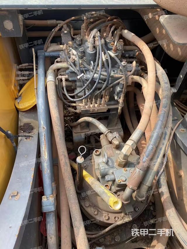 回转马达和主控阀（整机外观）