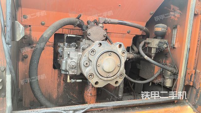 液压泵舱室正面整体（整机外观）