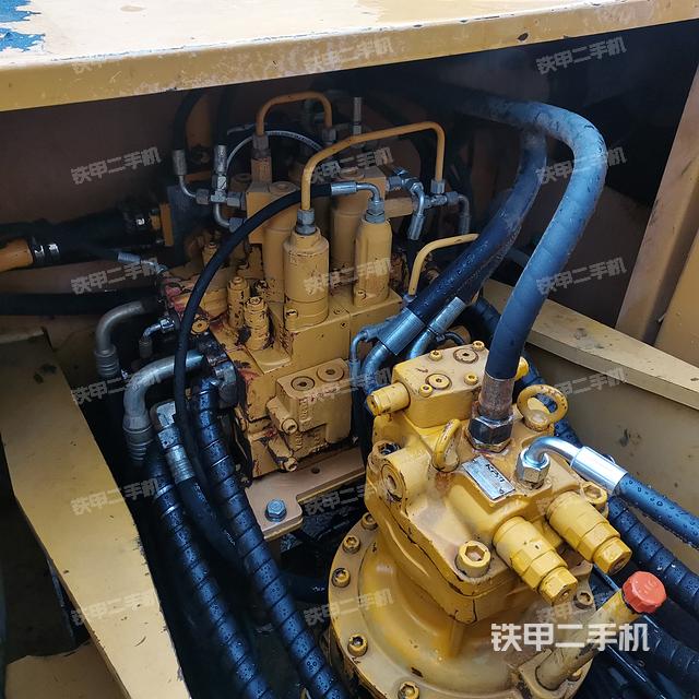 回转马达和主控阀（整机外观）