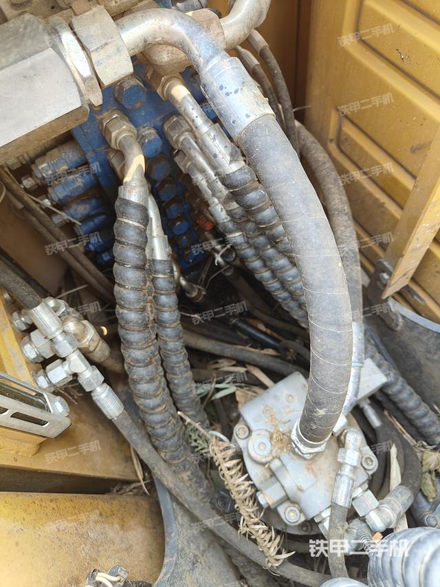 回转马达和主控阀（整机外观）