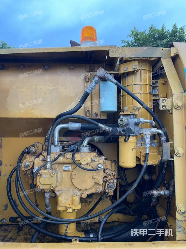 液压泵舱室正面整体（整机外观）