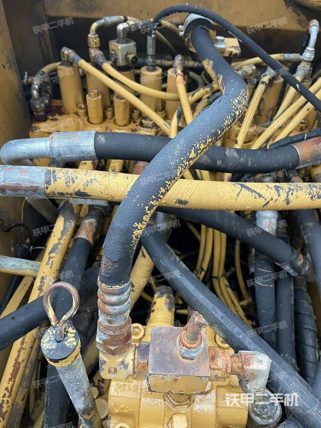 回转马达和主控阀（整机外观）