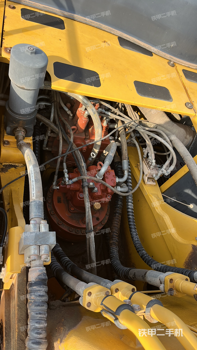 回转马达和主控阀（整机外观）