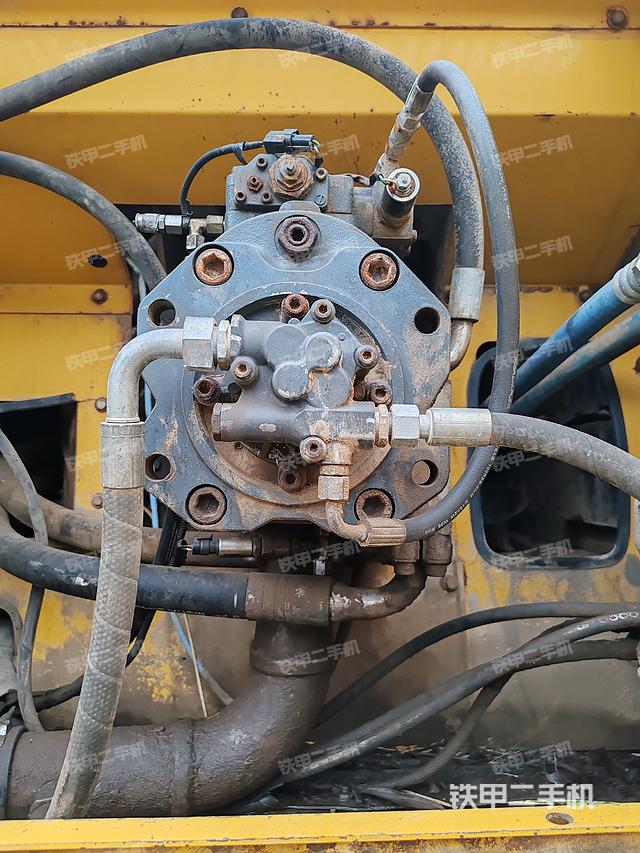 液压泵舱室正面整体（整机外观）