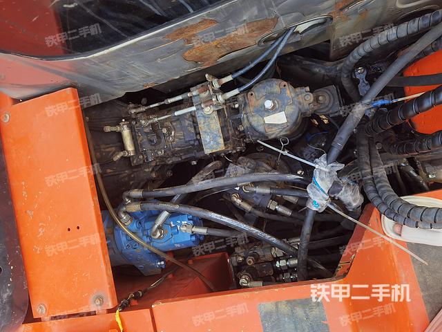 液压泵舱室正面整体（整机外观）