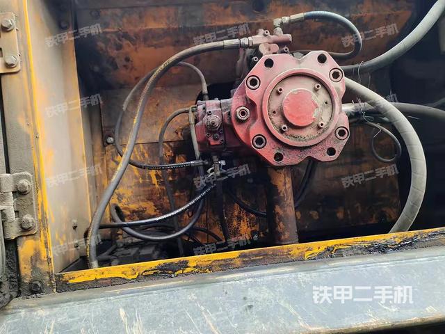 液压泵舱室正面整体（整机外观）