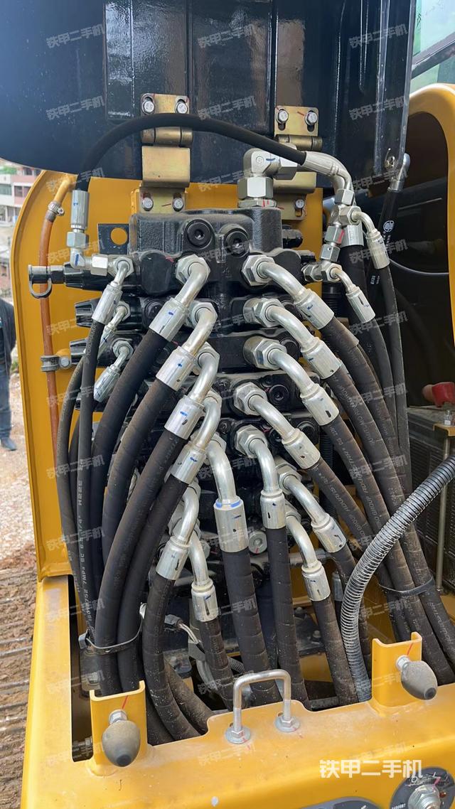 回转马达和主控阀（整机外观）