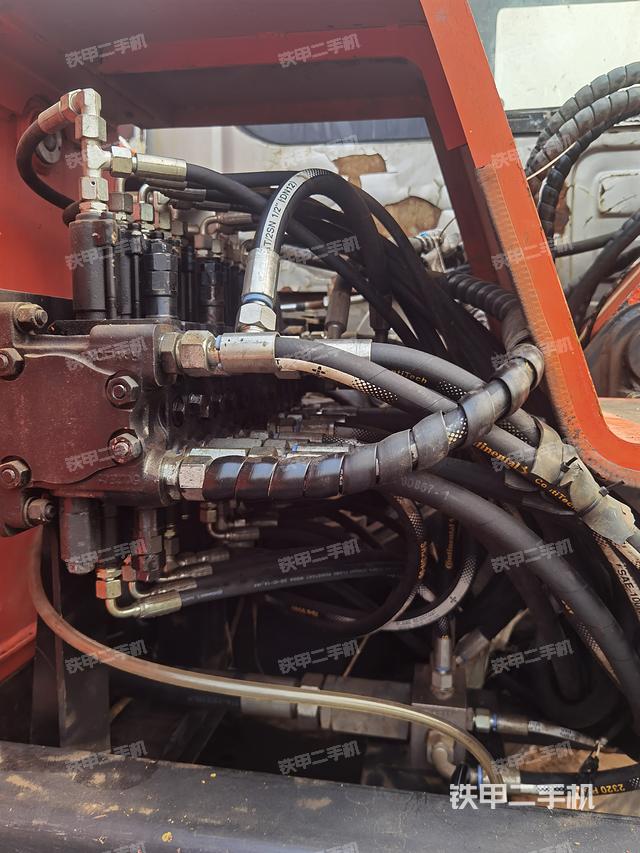 回转马达和主控阀（整机外观）