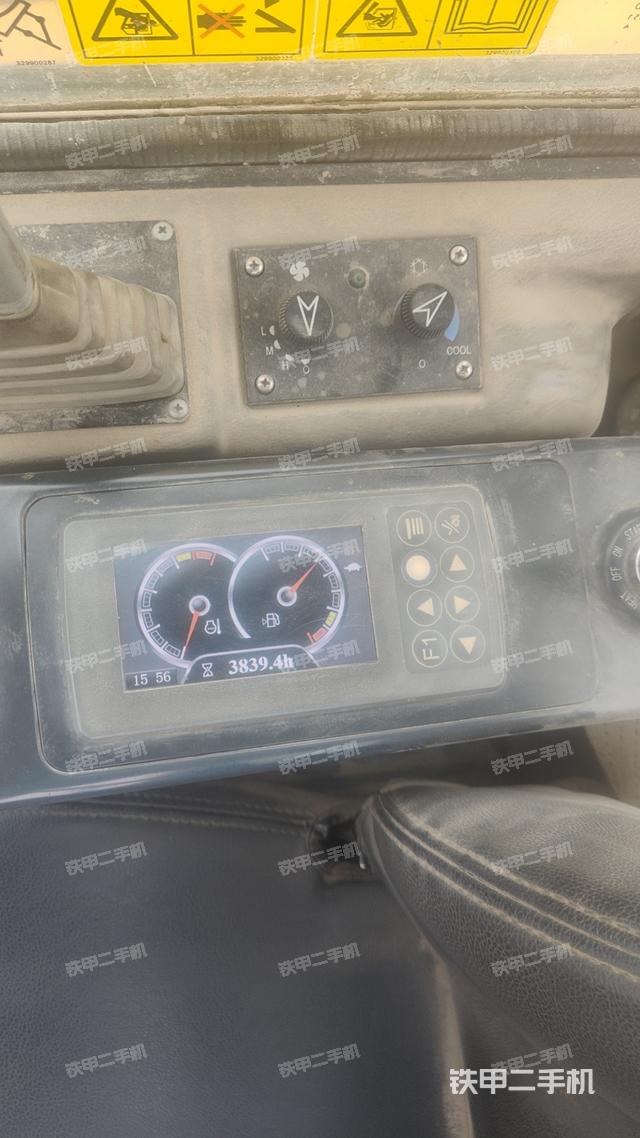 液压泵舱室正面整体（整机外观）