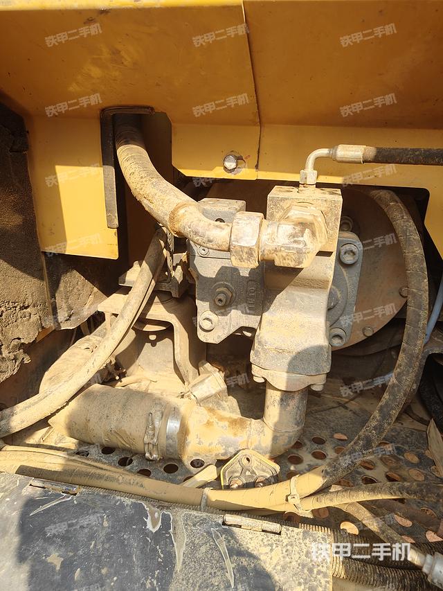 液压泵舱室正面整体（整机外观）