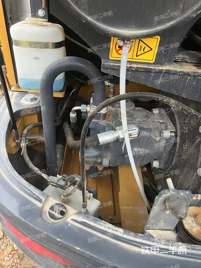 液压泵舱室正面整体（整机外观）