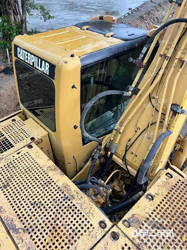 驾驶室顶部（整机外观）