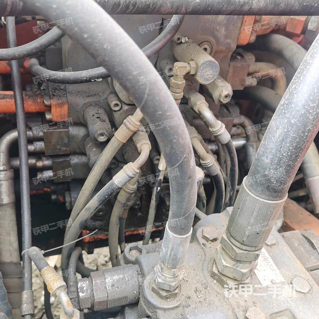 回转马达和主控阀（整机外观）