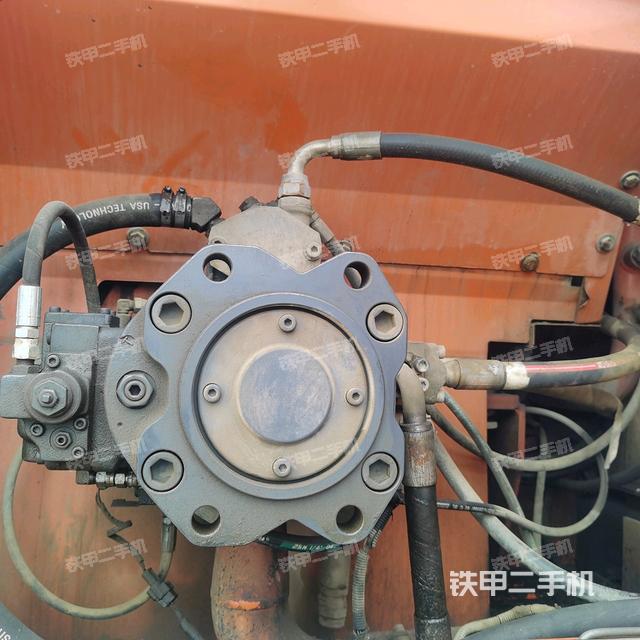 液压泵舱室正面整体（整机外观）