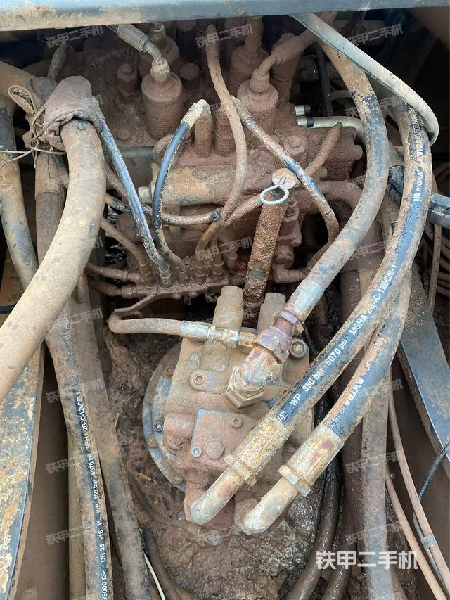 回转马达和主控阀（整机外观）