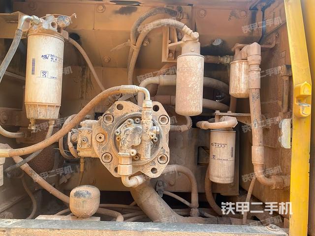 液压泵舱室正面整体（整机外观）