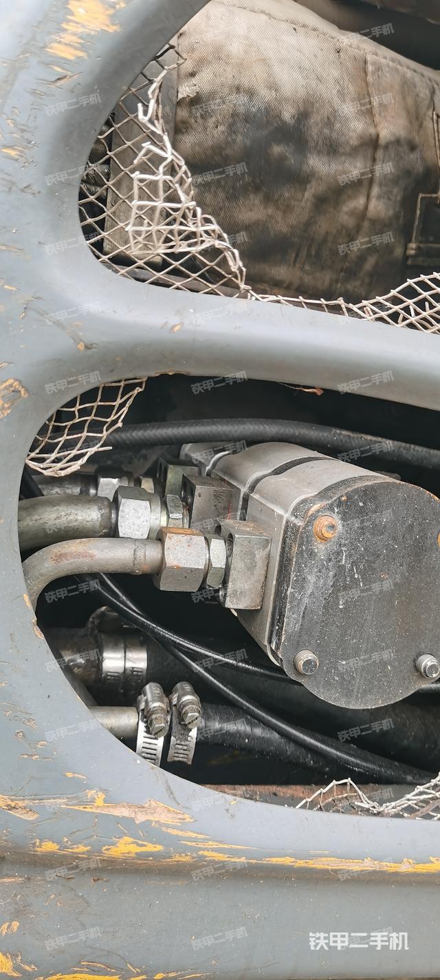 液压泵舱室正面整体（整机外观）