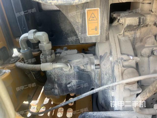 液压泵舱室正面整体（整机外观）