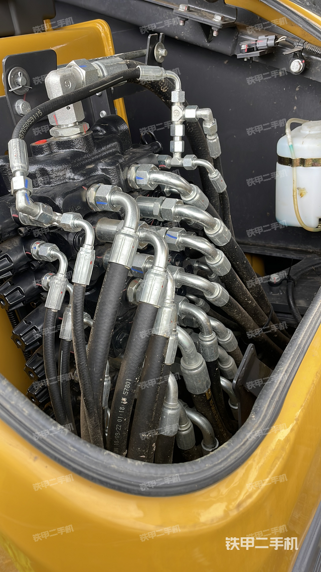 回转马达和主控阀（整机外观）