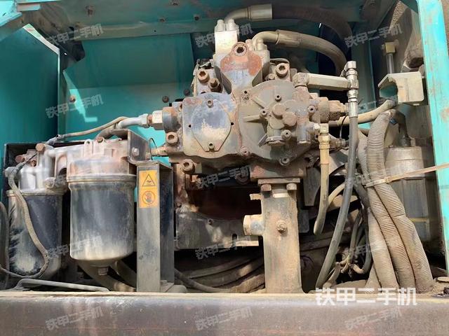 液压泵舱室正面整体（整机外观）