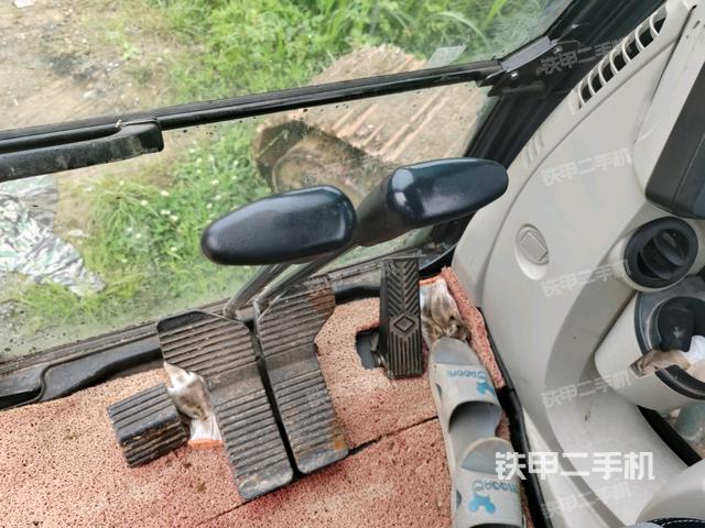 行走控制手柄和踏板 俯拍（驾驶室部分）