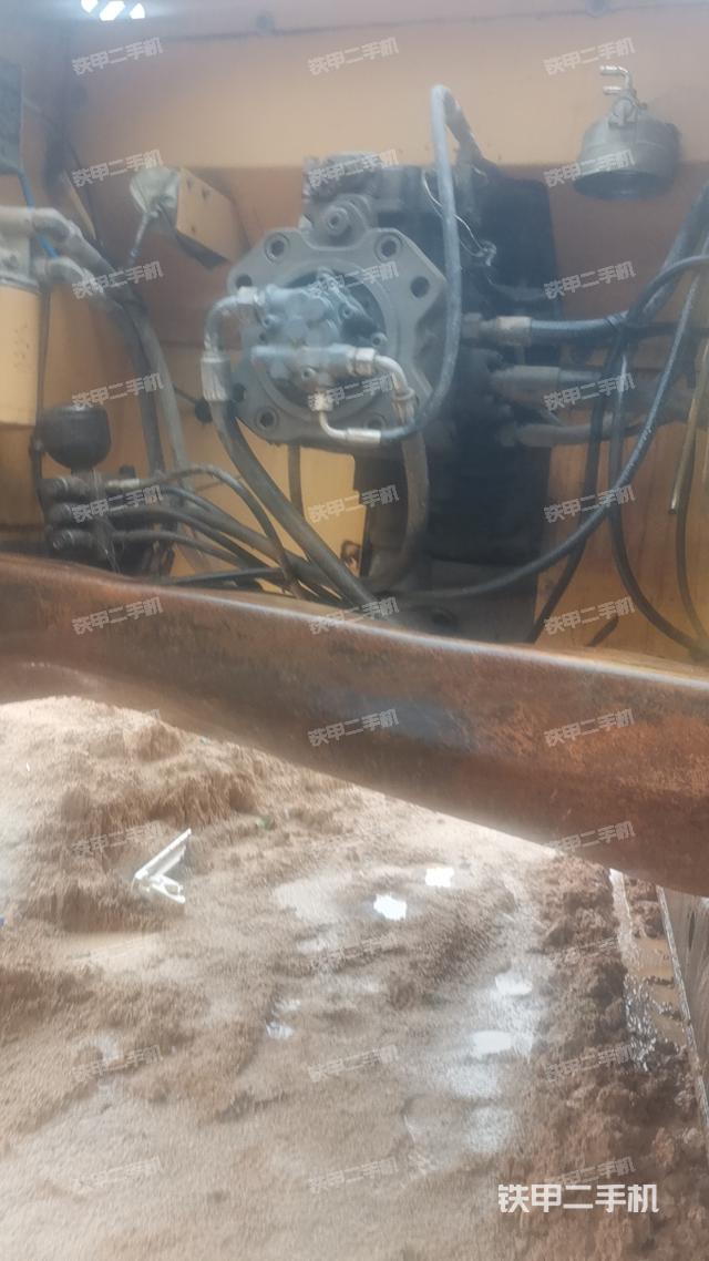 液压泵舱室正面整体（整机外观）