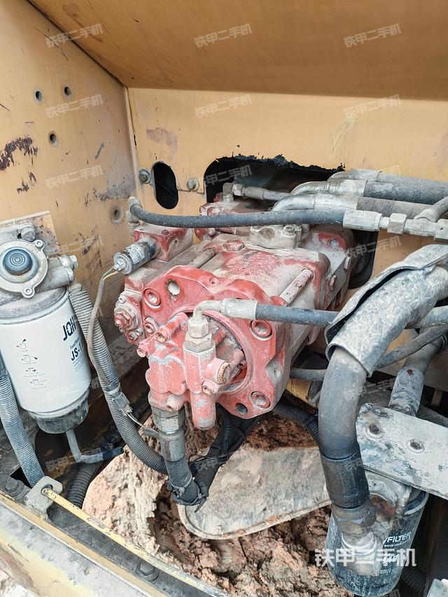 液压泵舱室正面整体（整机外观）