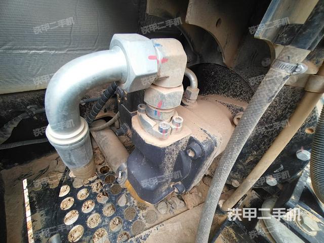 液压泵舱室正面整体（整机外观）