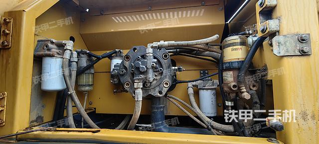 液压泵舱室正面整体（整机外观）