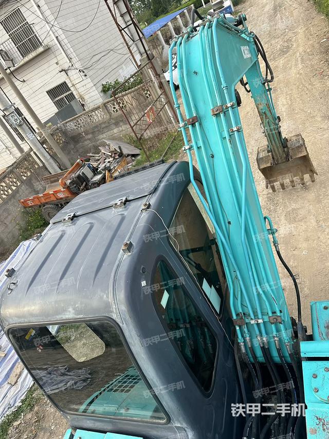 驾驶室顶部（整机外观）