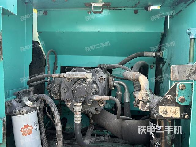 液压泵舱室正面整体（整机外观）