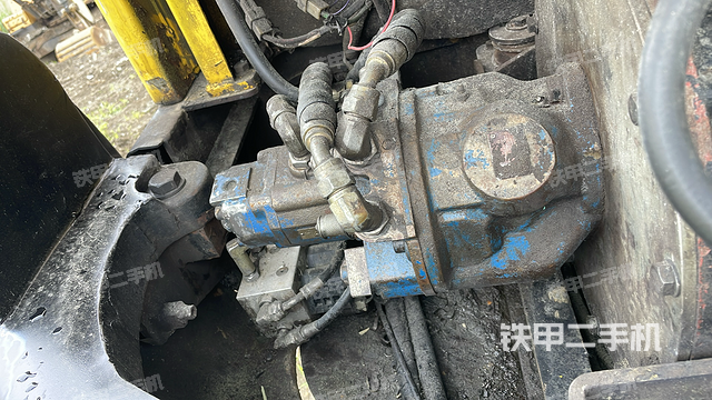 液压泵舱室正面整体（整机外观）